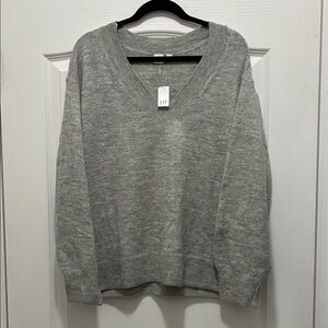 NWT GAP Women’s Gray V-Neck Sweater
